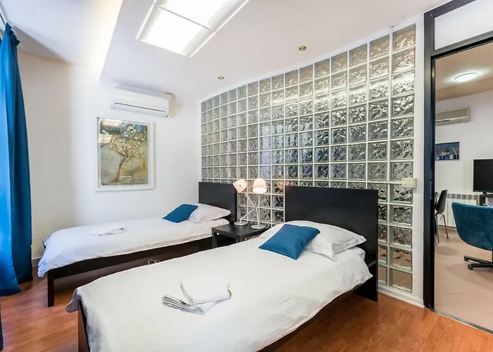 White&blue Center App Pula