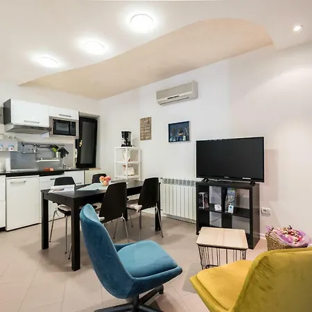 White&blue Top Center App Apartment Pula