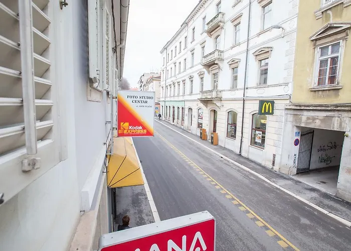 White&blue Center App